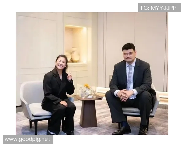 姚明与飞机亲密合影展现巨星风范与航空魅力的完美结合 姚明与飞机亲密合影展现巨星风范与航空魅力的完美结合