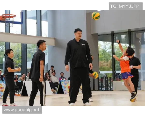 姚明在篮球场上的风采与生活中的真实对比引发热议