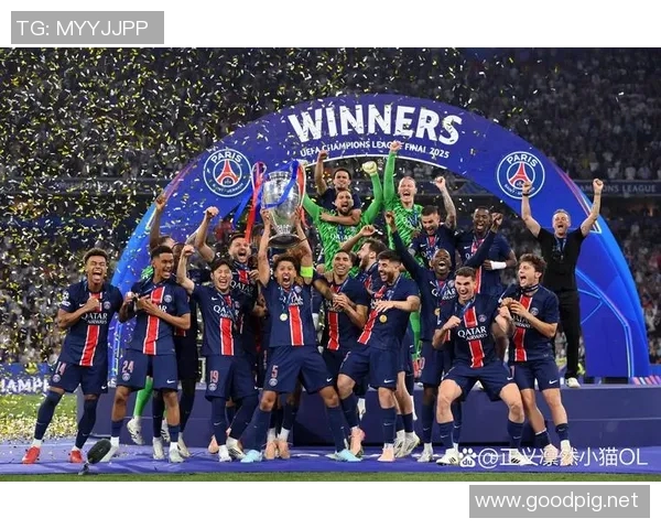 足球明星荣耀时刻握紧奖杯的激情瞬间回顾