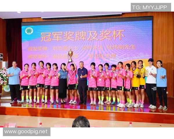 足球明星齐聚庆祝女足夺冠展现团结与荣耀的时刻 足球明星齐聚庆祝女足夺冠展现团结与荣耀的时刻