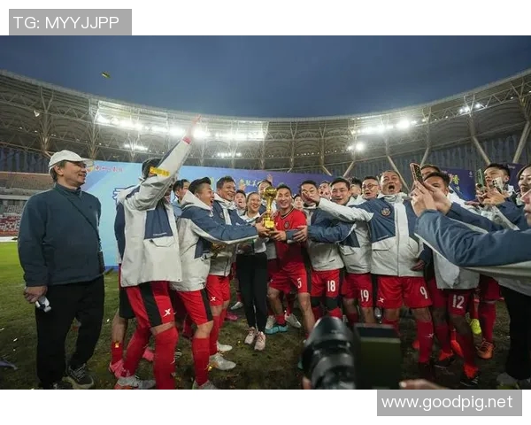 足球明星现场认错瞬间曝光引发热议球迷反应不一